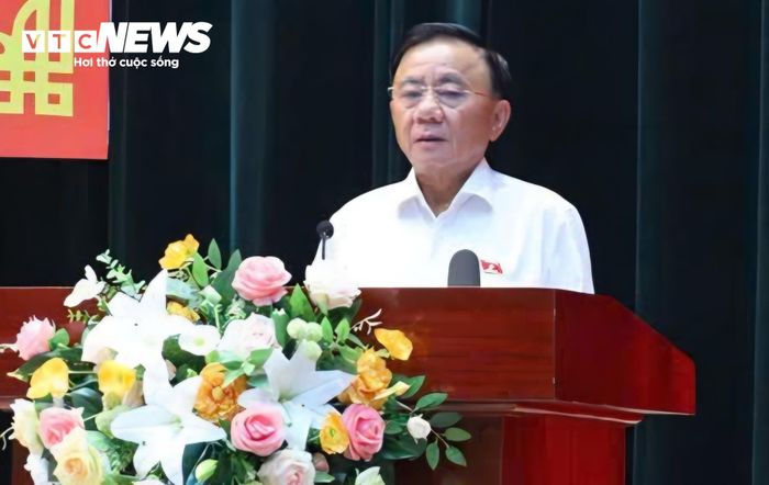 Ông Trần Cẩm Tú phát biểu tại buổi tiếp xúc cử tri ở Đà Nẵng.