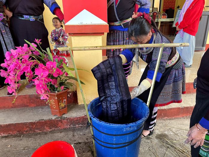 Trải nghiệm quy trình vẽ hoa văn sáp ong và tước sợi lanh truyền thống tại lễ hội.