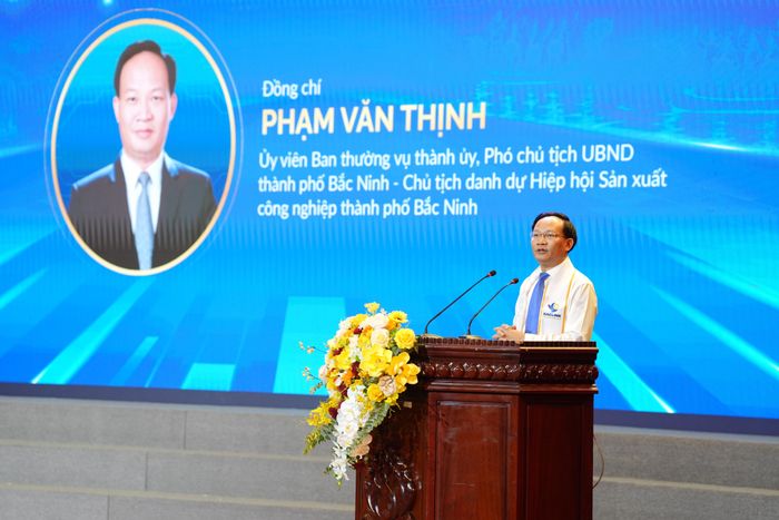 Ông Phạm Văn Thịnh, Phó Chủ tịch UBND thành phố Bắc Ninh, phát biểu tại diễn đàn.