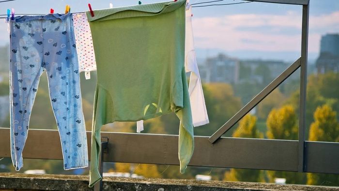 Việc phơi quần áo ở ban công hay sân bị đánh giá là gây mất mỹ quan chung. (Ảnh: iStock)