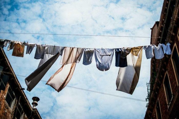 Việc phơi đồ bị đánh giá là gia đình nghèo, không có tiền mua máy sấy. (Ảnh: ShutterStock)