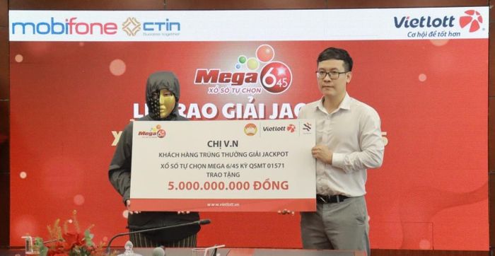 Chị N. trao tặng 5 tỷ đồng cho Quỹ Tâm Tài Việt. (Ảnh: Đại Việt)
