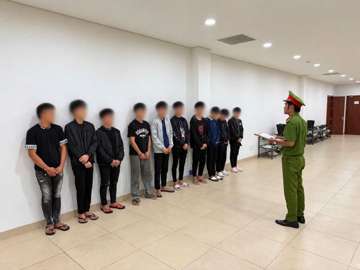 Nhóm thanh thiếu niên có liên quan đến vụ án tại cơ quan công an. (Ảnh: Hồng Nhung)