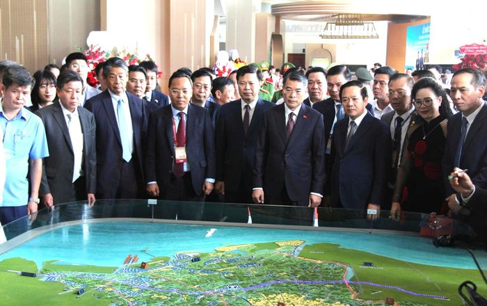 Thủ tướng Lê Minh Hưng cùng các đại biểu tham quan Sa bàn Quy hoạch tỉnh Hưng Yên thời kỳ 2021 - 2030, tầm nhìn đến năm 2050.