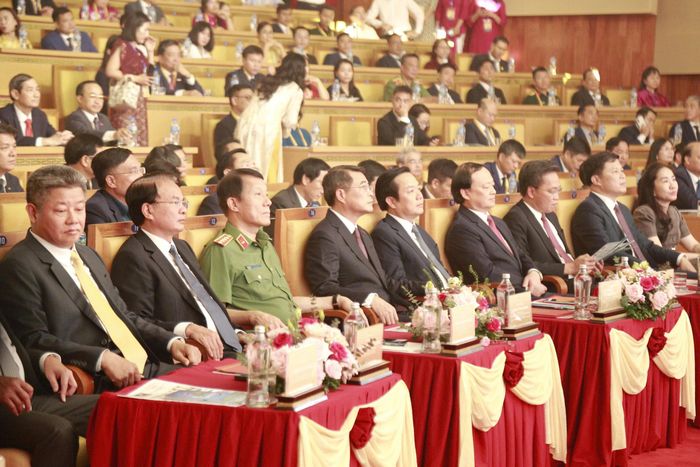 Thủ tướng Lê Minh Hưng và Đại tướng Lương Tam Quang, Bộ trưởng Bộ Công an, cùng các đại biểu dự hội nghị.