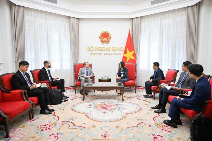 Thứ trưởng Nguyễn Minh Hằng tiếp ông John Goyer.