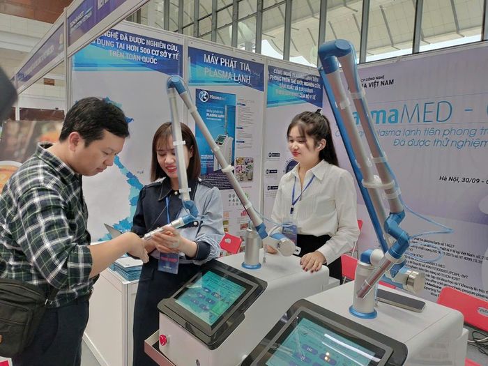 Chiếu tia Plasma lạnh bằng máy PlasmaMed là công nghệ tiên tiến trong lĩnh vực điều trị và chăm sóc vết thương . Ảnh: Thu Hằng