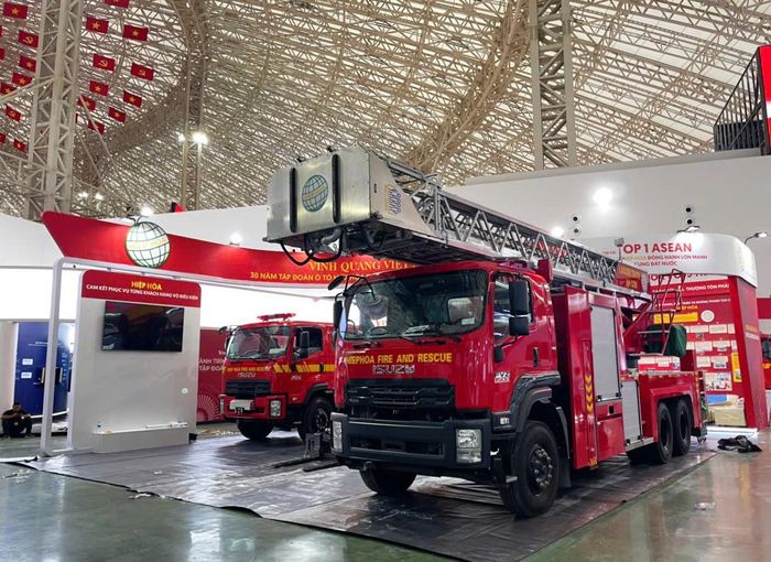 Xe thang chữa cháy 32m của Công ty Hiệp Hòa tích hợp hệ thống cơ khí, thủy lực và điều khiển chuyên dụng, hỗ trợ nâng cao hiệu quả xử lý sự cố. Ảnh: PV