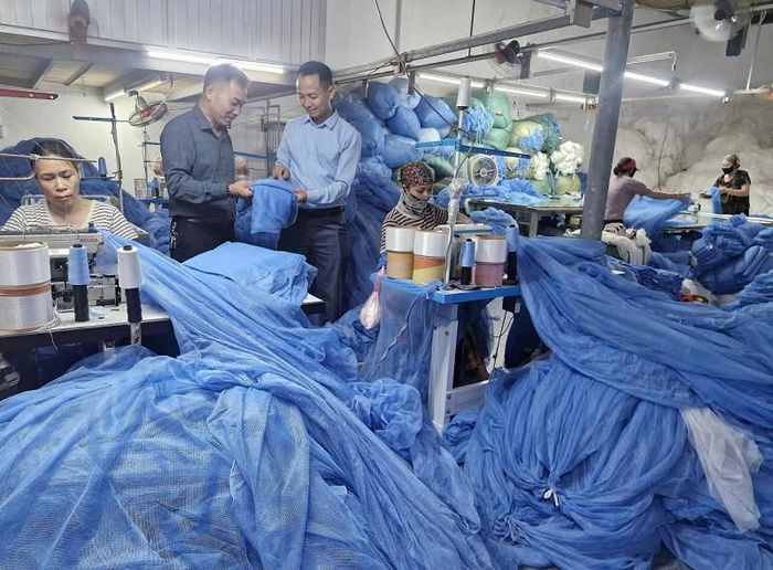 Công ty TNHH Sản xuất kinh doanh và Thương mại Hào Phát ở xã Phú Xuyên tập trung sản xuất màn chống muỗi, giải quyết việc làm cho nhiều lao động. Ảnh: PV