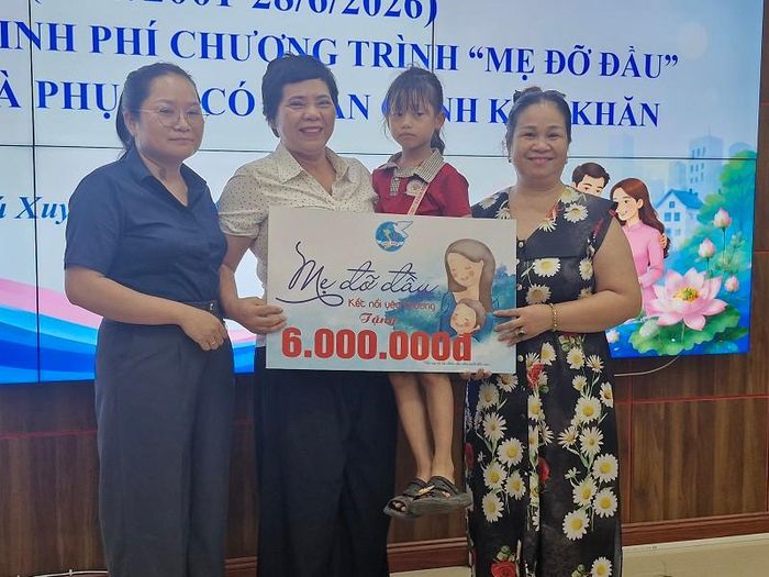 Các doanh nghiệp ở xã Phú Xuyên tích cực hỗ trợ, đồng hành trong chương trình "Mẹ đỡ đầu" kết nối yêu thương. Ảnh: PV