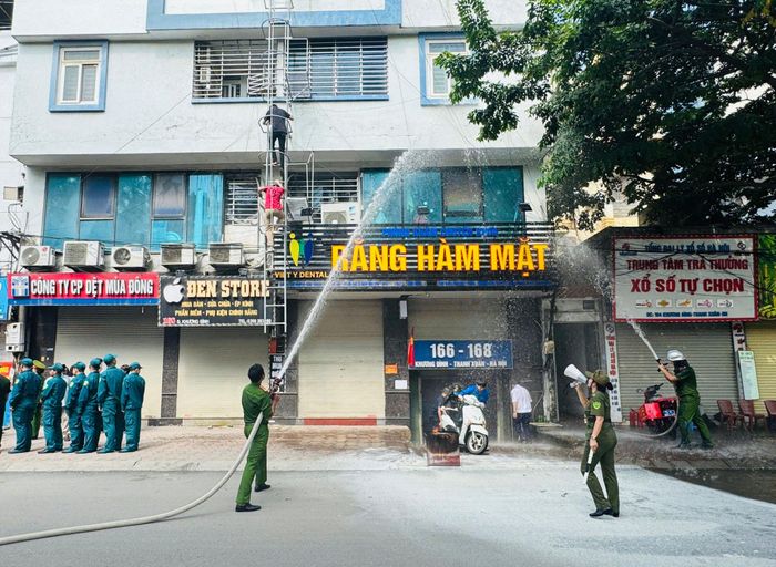 Các lực lượng thực hành phương án chữa cháy, cứu nạn, cứu hộ tại nhà ở nhiều căn hộ số 166-168 đường Khương Đình. Ảnh: P.V