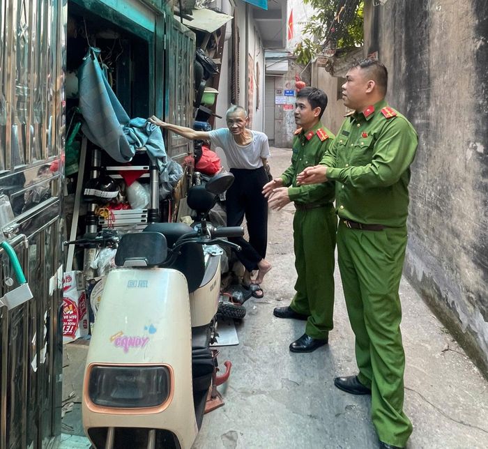 Lực lượng Công an tuyên truyền, hướng dẫn người dân bảo đảm an toàn PCCC tại khu dân cư trong ngõ nhỏ. Ảnh: H.Duy