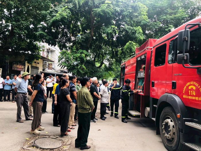 Người dân tìm hiểu phương tiện, trang thiết bị chữa cháy và cứu nạn, cứu hộ trong hoạt động tuyên truyền PCCC. Ảnh: H.Duy