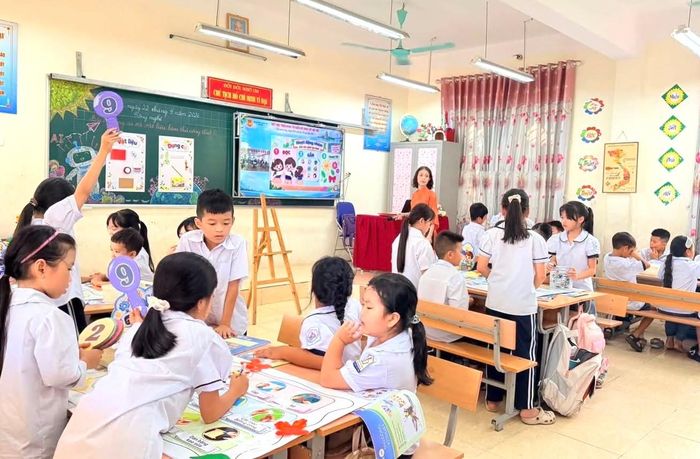 Học sinh tại lớp học vệ tinh tích cực trao đổi bài học với giáo viên tại lớp học trung tâm. Ảnh: PV