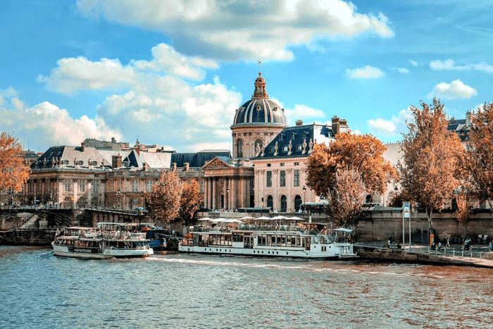 Cầu Pont des Arts ở Paris, Pháp.