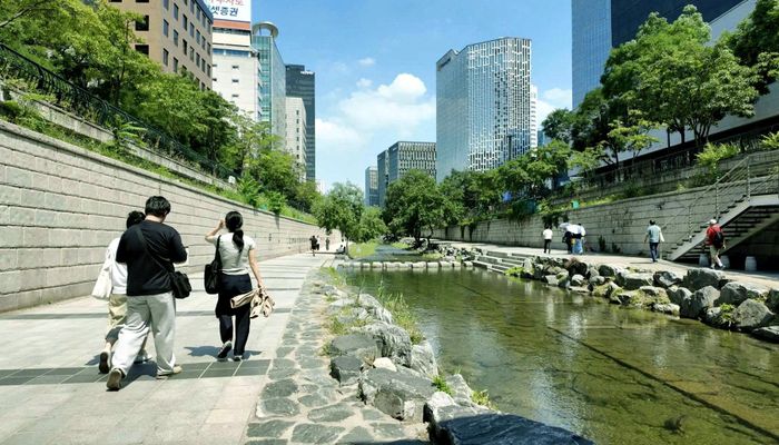 Người đi bộ dọc suối Cheonggyecheon ở thành phố Seoul, Hàn Quốc