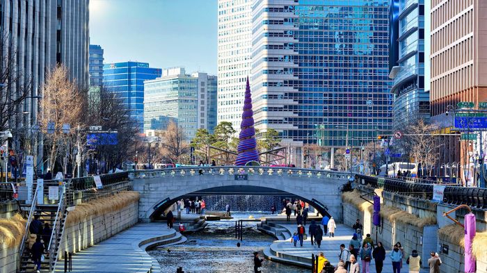 Khu vực suối Cheonggyecheon, thành phố Seoul (Hàn Quốc), nay đã trở thành địa điểm du lịch được ưa thích. Ảnh: English.visitseoul.net