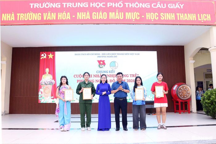 Ban tổ chức trao giải cho các đội thi. Ảnh: MT