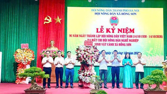 Hội nghị cũng công bố quyết định thành lập và ra mắt Chi hội Nông dân nghề nghiệp Sinh vật cảnh xã Hồng Sơn, nhiệm kỳ 2026-2030. Ảnh: Nguyễn Cường