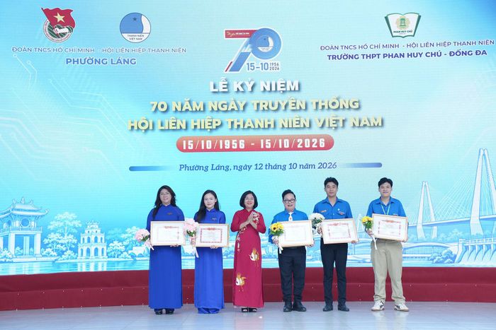 Đồng chí Nguyễn Thị Thanh Yên, Ủy viên Ban Thường vụ Đảng ủy, Chủ tịch Ủy ban MTTQ Việt Nam phường Láng trao khen thưởng cho các tập thể và cá nhân xuất sắc. Ảnh: Phạm Mạnh