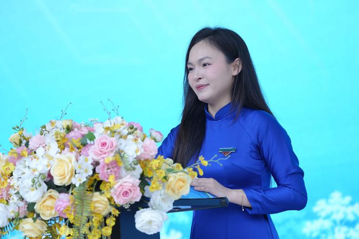 Đồng chí Nguyễn Hồng Anh, Đảng ủy viên, Phó Chủ tịch Ủy ban MTTQ Việt Nam phường, Bí thư Đoàn TNCS Hồ Chí Minh phường Láng ôn lại truyền thống vẻ vang của Hội. Ảnh: Phạm Mạnh