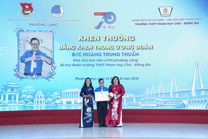 Đồng chí Hoàng Trung Thuấn, Phó Chủ tịch Hội LHTN phường Láng, Bí thư Đoàn trường THPT Phan Huy Chú - Đông Đa nhận Bằng khen của Trung ương Đoàn TNCS Hồ Chí Minh. Ảnh: Phạm Mạnh