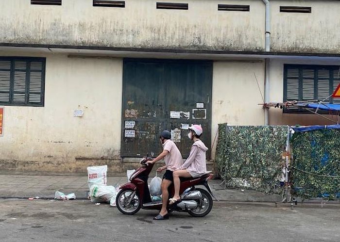Người dân ngang nhiên vứt rác ở khu vực cạnh Nhà máy nước Tương Mai. Ảnh: Xuân Mai