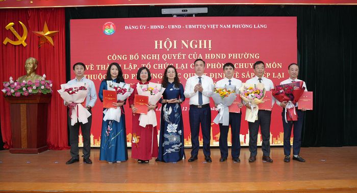 Lãnh đạo phường Láng trao các quyết định sắp xếp lại tổ chức đảng. Ảnh: Phạm Mạnh