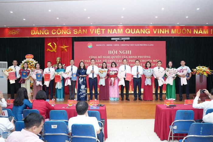 Đồng chí Nguyễn Hồng Dân, Bí thư Đảng ủy, Chủ tịch HĐND phường Láng và đồng chí Nguyễn Thị Minh Hiền, Phó Bí thư Thường trực Đảng ủy phường Láng trao quyết định cho các trưởng, phó trưởng các phòng chuyên môn. Ảnh: Phạm Mạnh