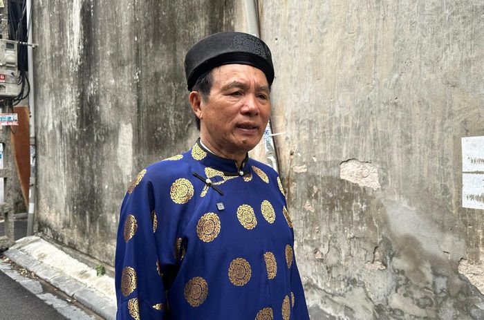 Chủ nhiệm Câu lạc bộ Ca trù thôn Lỗ Khê Nguyễn Văn Đạm chia sẻ, cái khó của ca trù là phải học rất bài bản, công phu. Khi ngồi vào là phải có đàn khuôn, phách khuôn, tiếng đàn, tiếng phách. Ảnh: Thành Luân