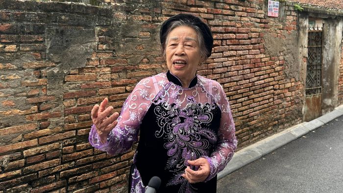 Nghệ nhân Ưu tú Phạm Thị Điền cho biết, cần sự say mê nhiệt huyết để theo học ca trù. Ảnh: Thành Luân