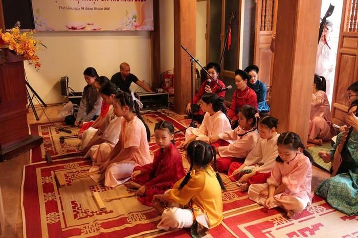 Học viên tại lớp truyền dạy nghệ thuật Ca trù tại nhà thờ Ca Công thôn Lỗ Khê (xã Thư Lâm). Ảnh: Mỹ Hoa