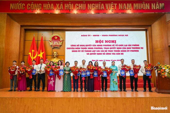 Hội nghị công bố các quyết định điều động, tiếp nhận, bổ nhiệm, giao nhiệm vụ đối với 13 đồng chí. Ảnh: Duy Khánh
