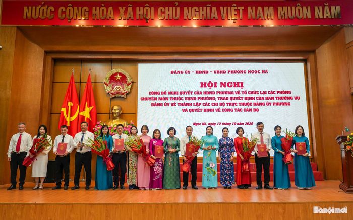 Hội nghị công bố quyết định thành lập 12 chi bộ trực thuộc Đảng ủy phường Ngọc Hà. Ảnh: Duy Khánh