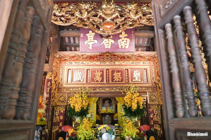 Tiền tế là khu vực phía trước của không gian thờ tự, nơi diễn ra các nghi thức dâng hương và hành lễ theo truyền thống. Cách bài trí các đồ thờ, hoành phi và câu đối góp phần tạo nên vẻ trang nghiêm cho di tích, đồng thời phản ánh quan niệm thẩm mỹ và đời sống tín ngưỡng của cộng đồng qua nhiều thế hệ.