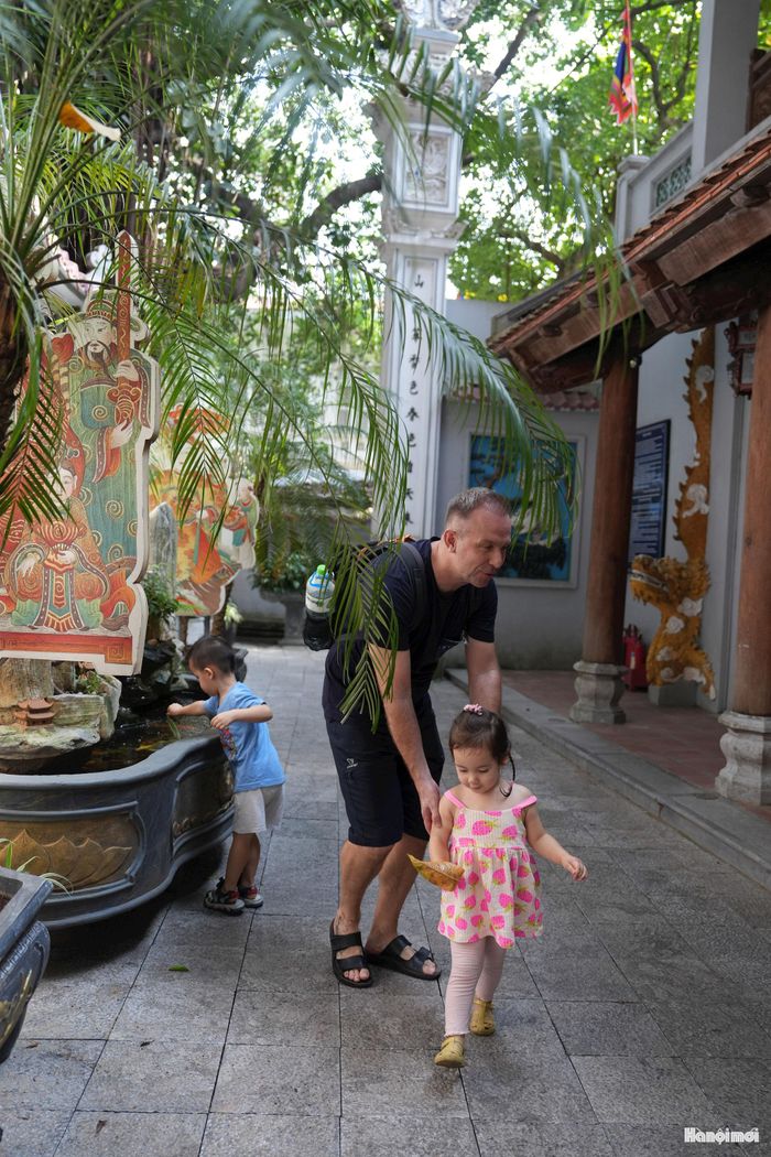 Vị trí đặc biệt giúp đình Nam Hương kết nối với quần thể di tích quanh hồ Hoàn Kiếm, tạo nên sự giao hòa giữa không gian tín ngưỡng cổ truyền với một trong những biểu tượng văn hóa nổi bật của Hà Nội. Đặc biệt, ngôi đình luôn thu hút đông đảo người dân và du khách đến tham quan mỗi ngày.