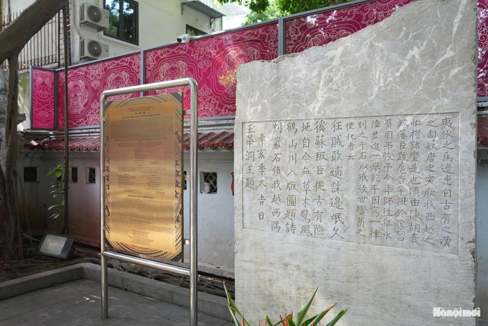 Bài thơ của vua Lê Thái Tổ khắc trên đá vào năm 1432 vẫn còn hiện hữu tại khu vực đình Nam Hương.