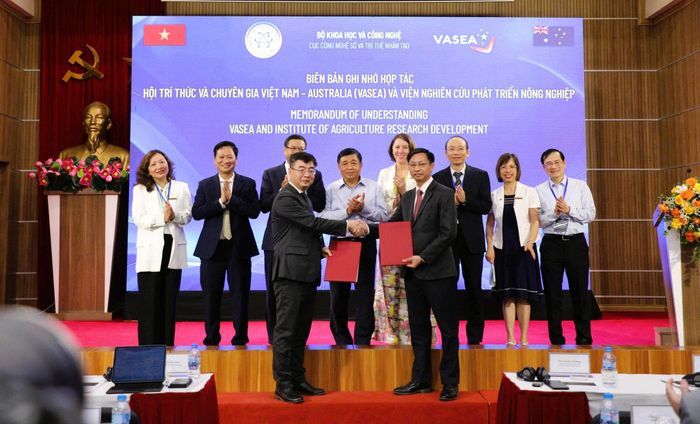 Ký kết Biên bản ghi nhớ hợp tác giữa VASEA và Viện Nghiên cứu Phát triển Nông nghiệp. Ảnh: Khánh Duy