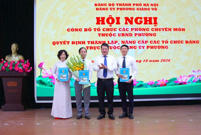 Đồng chí Tống Học Nghĩa trao quyết định cho lãnh đạo Phòng Văn hóa - Xã hội phường. Ảnh: MH