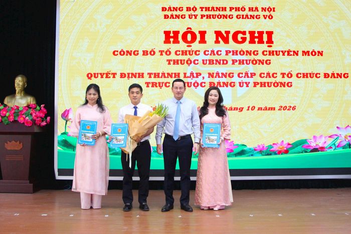 Phó Bí thư Đảng ủy, Chủ tịch UBND phường Giảng Võ Cồ Như Dũng trao quyết định cho lãnh đạo Phòng Nội vụ - Tư pháp phường. Ảnh: MH