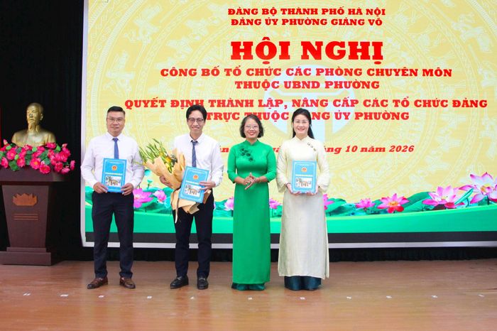 Phó Chủ tịch HĐND phường Giảng Võ Nguyễn Thị Vượng trao quyết định về công tác cán bộ tại Phòng Hạ tầng, Đô thị và Môi trường phường. Ảnh: MH