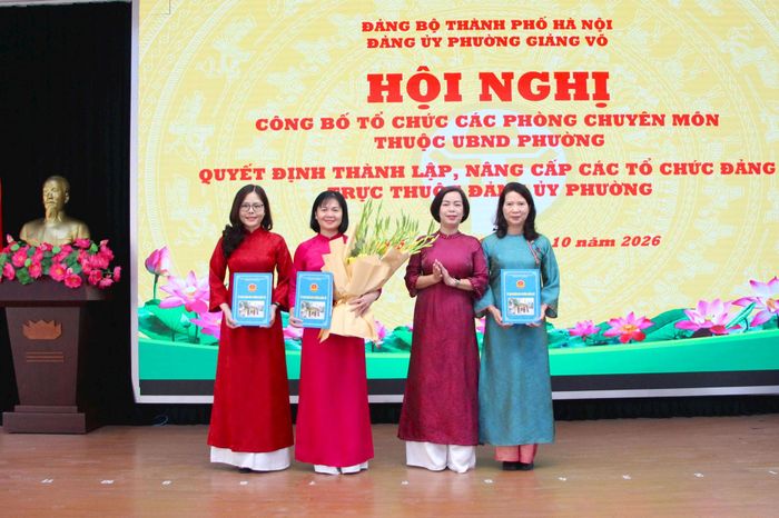 Phó Bí thư Thường trực Đảng ủy phường Giảng Võ Nguyễn Quế Anh trao quyết định cho lãnh đạo Phòng Kinh tế phường. Ảnh: MH