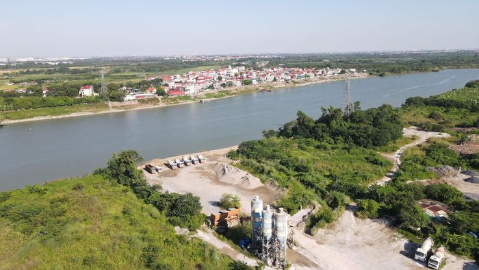 Khu vực được đầu tư, xây dựng cảng Giang Biên nằm bên bờ sông Đuống. Ảnh: Phạm Công