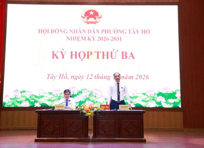 Chủ tọa Kỳ họp thứ ba HĐND phường Tây Hồ nhiệm kỳ 2026-2031. Ảnh: Văn Tuyến