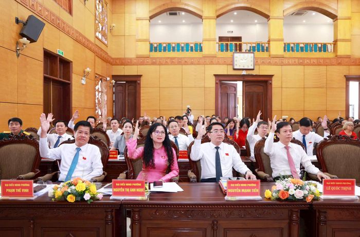Các đại biểu thống nhất trí cao các nội dung của kỳ họp. Ảnh: Văn Tuyến