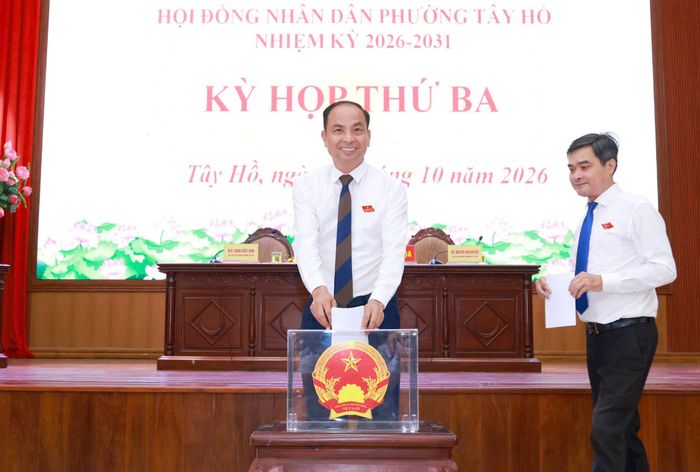 Bỏ phiếu các nội dung của kỳ họp. Ảnh: Văn Tuyến