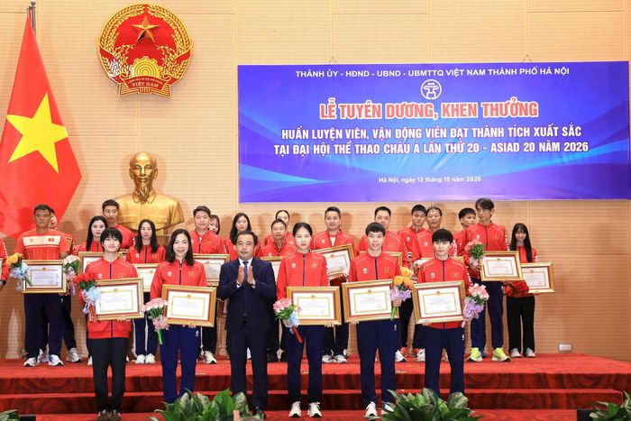 Bí thư Thành ủy Hà Nội Trần Đức Thắng trao tặng Bằng khen cho HLV, VĐV đạt Huy chương vàng tại ASIAD 20. Ảnh: Viết Thành
