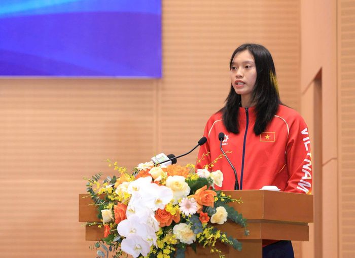 Võ sĩ Nguyễn Thị Tâm thay mặt các VĐV phát biểu tại lễ tuyên dương. Ảnh: Viết Thành