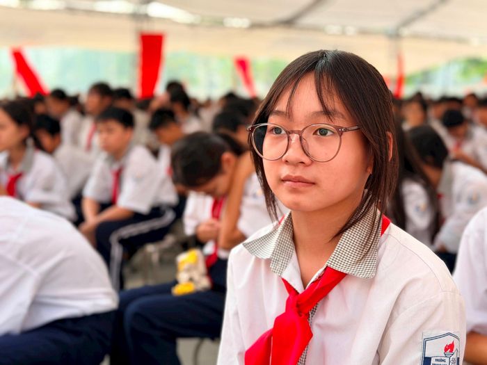 Học sinh trường Tiểu học và THCS Lê Hữu Tựu lắng nghe những câu chuyện về truyền thống anh hùng của xã Phúc Thịnh. Ảnh: Thanh Hà