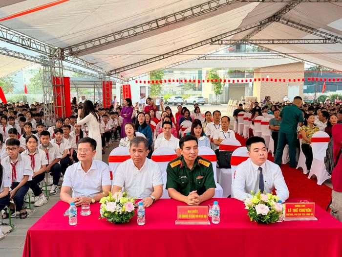 Các đại biểu dự chương trình tại điểm trường Tiểu học và THCS Lê Hữu Tựu. Ảnh: Thanh Hà